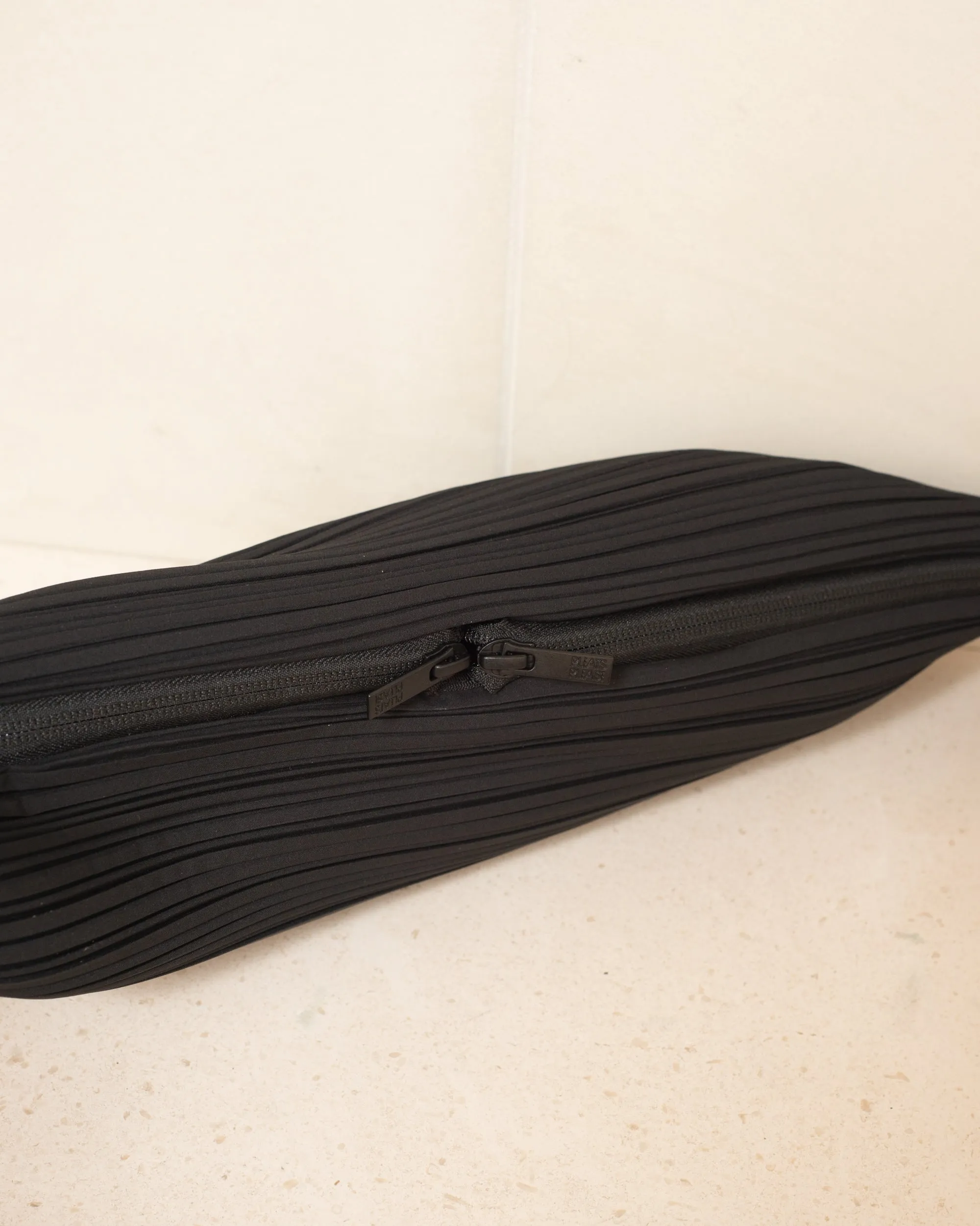 Black Leaf Pleats Bag