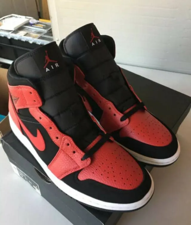 Nike air jordan 1 mid reverse bred