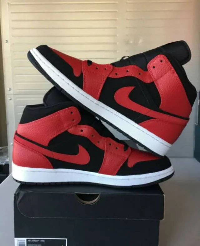 Nike air jordan 1 mid reverse bred