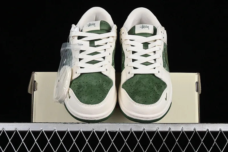 Stussy x Nike SB Dunk Low Off White Green CF3688-008